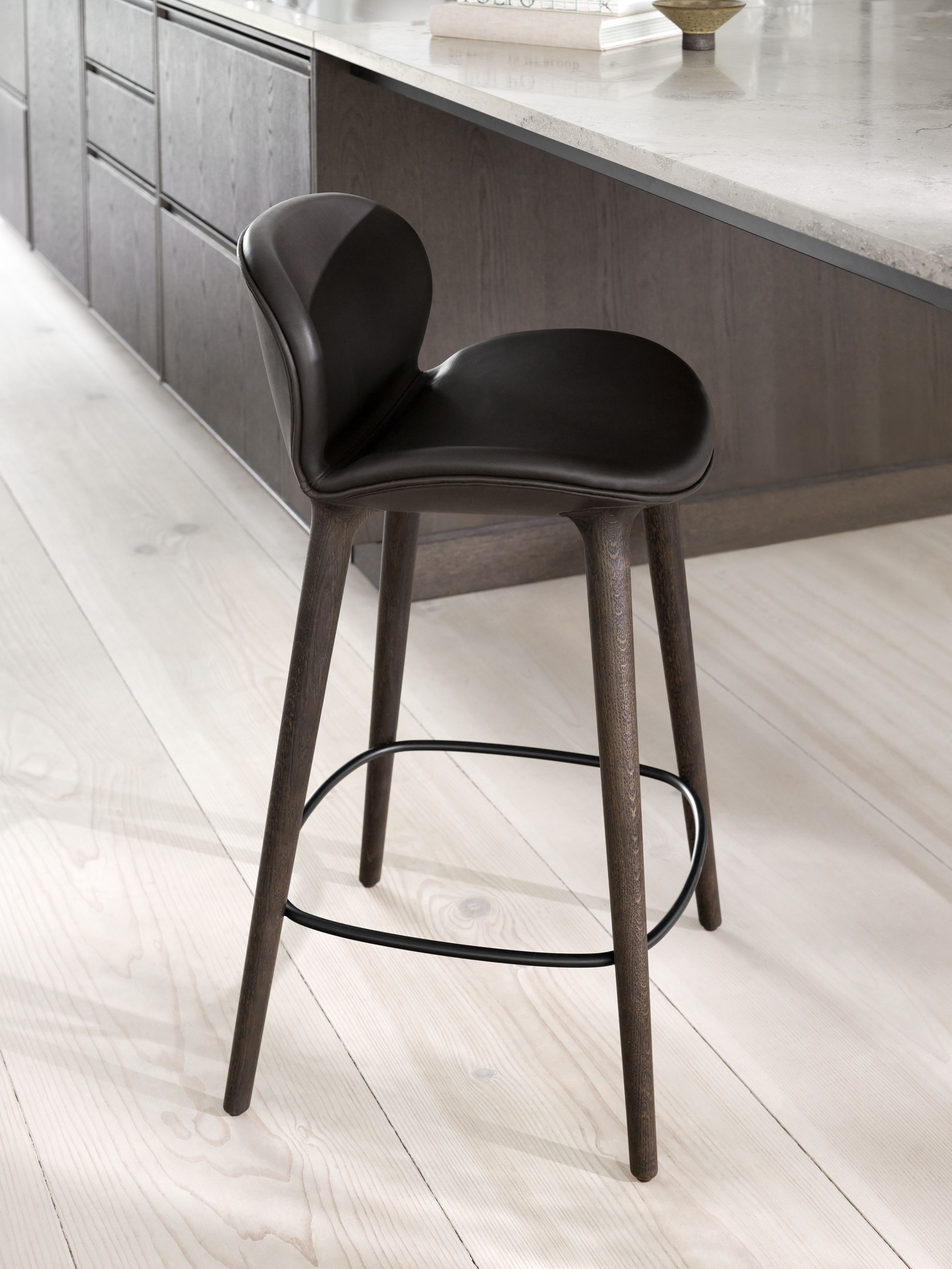 Lodge counter stool dark oak / leather dark brown Vipp