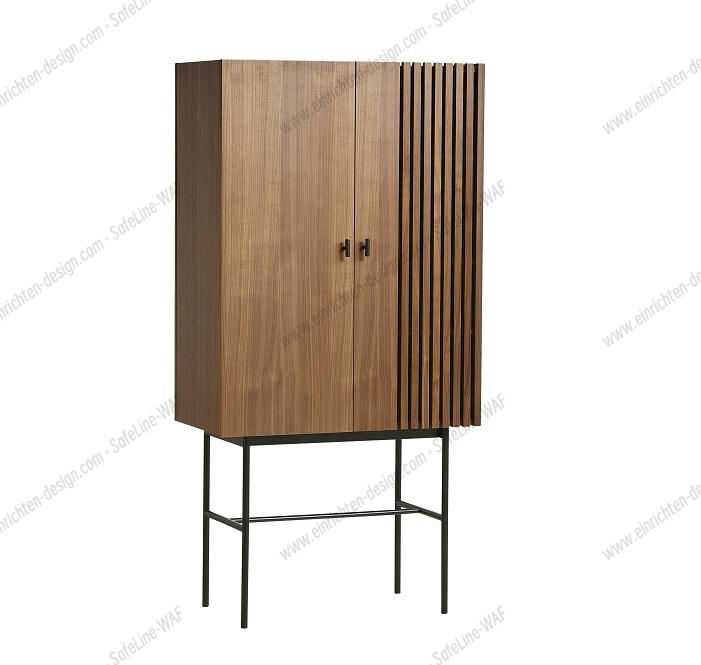 Array Highboard von Woud in Walnuss: Moderner Schrank mit Türen und filigranem Metallgestell.