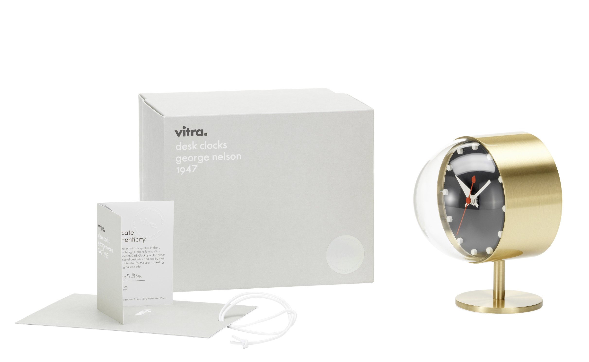 Night Clock Tischuhr von Vitra mit goldfarbenem Gehäuse und schwarzem Ziffernblatt, inklusive Verpackung.