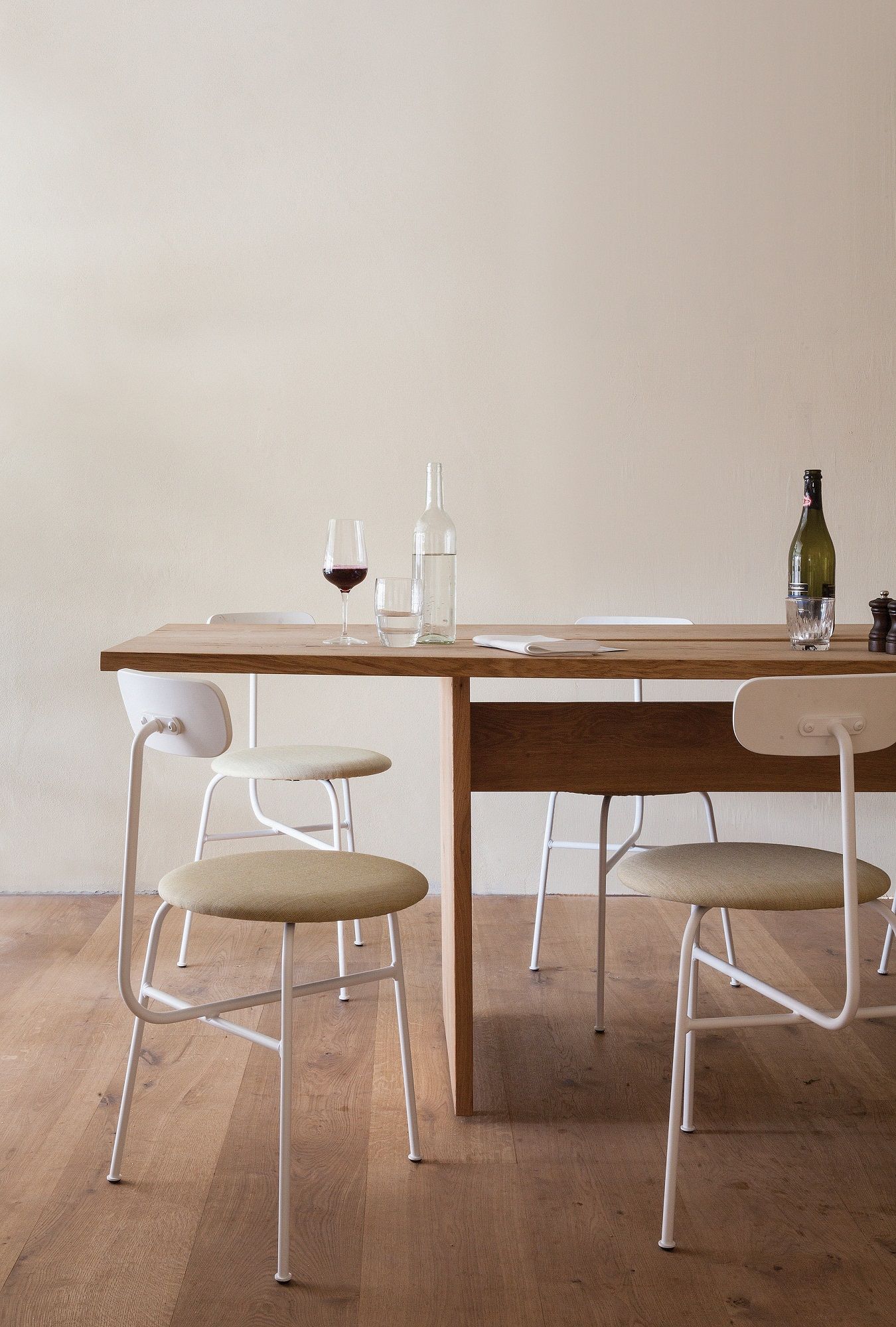 Afteroom Dining Chair Stuhl von Audo Copenhagen am Esstisch mit Wein und Wasser.