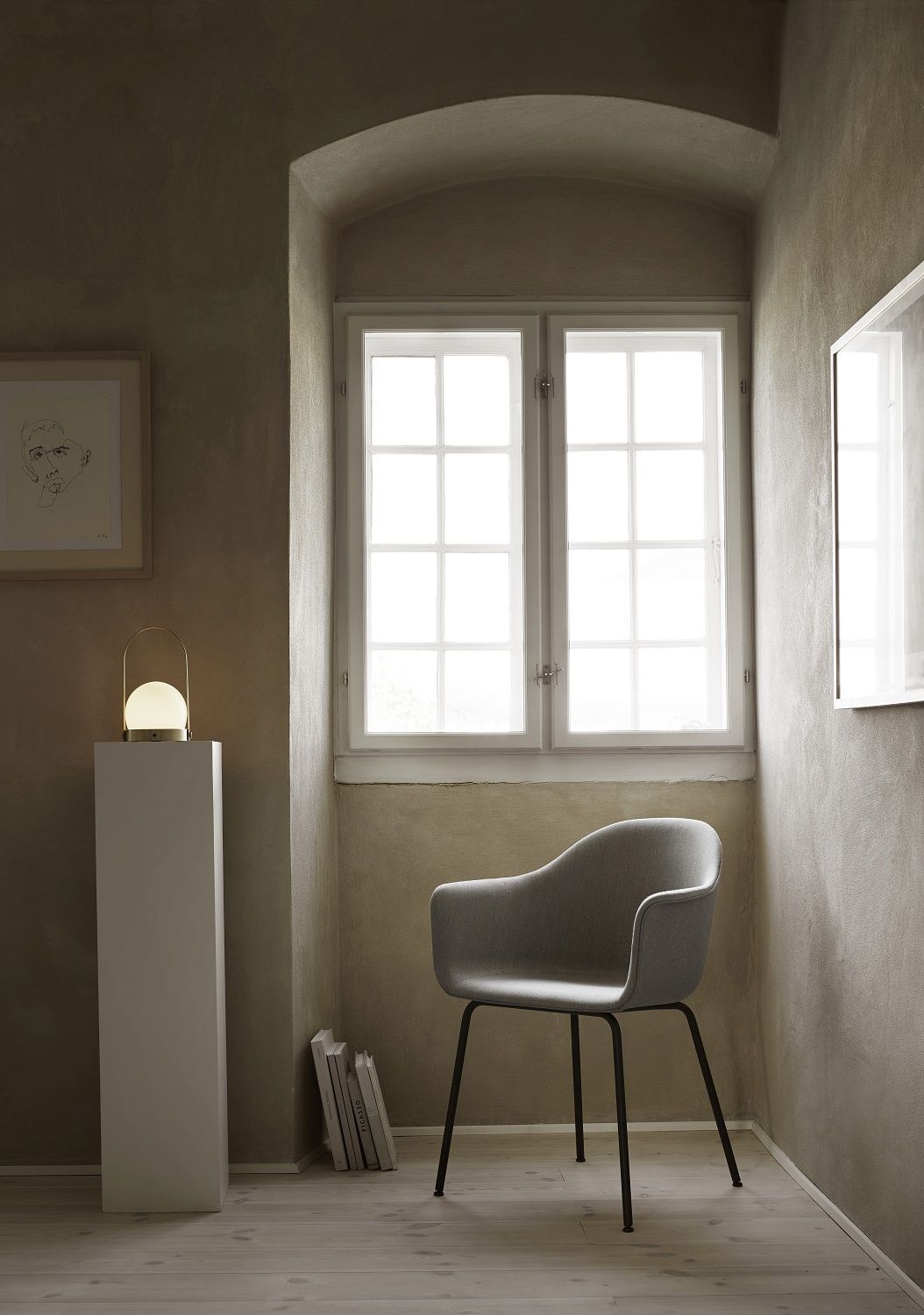 Grauer Harbour Dining Chair Stuhl von Audo Copenhagen vor einem Fenster in einem stilvollen Interieur.