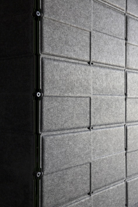 Detailaufnahme der grauen USM Haller Privacy Panels, verbunden durch Chromkugeln, für Büro und Arbeitsplatz.