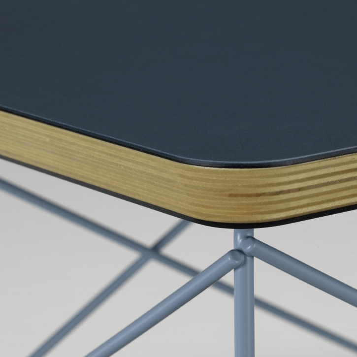 Detailaufnahme des Vitra LTR Beistelltisches in Rauchblau mit Linoleum-Tischplatte und filigranem Drahtgestell.