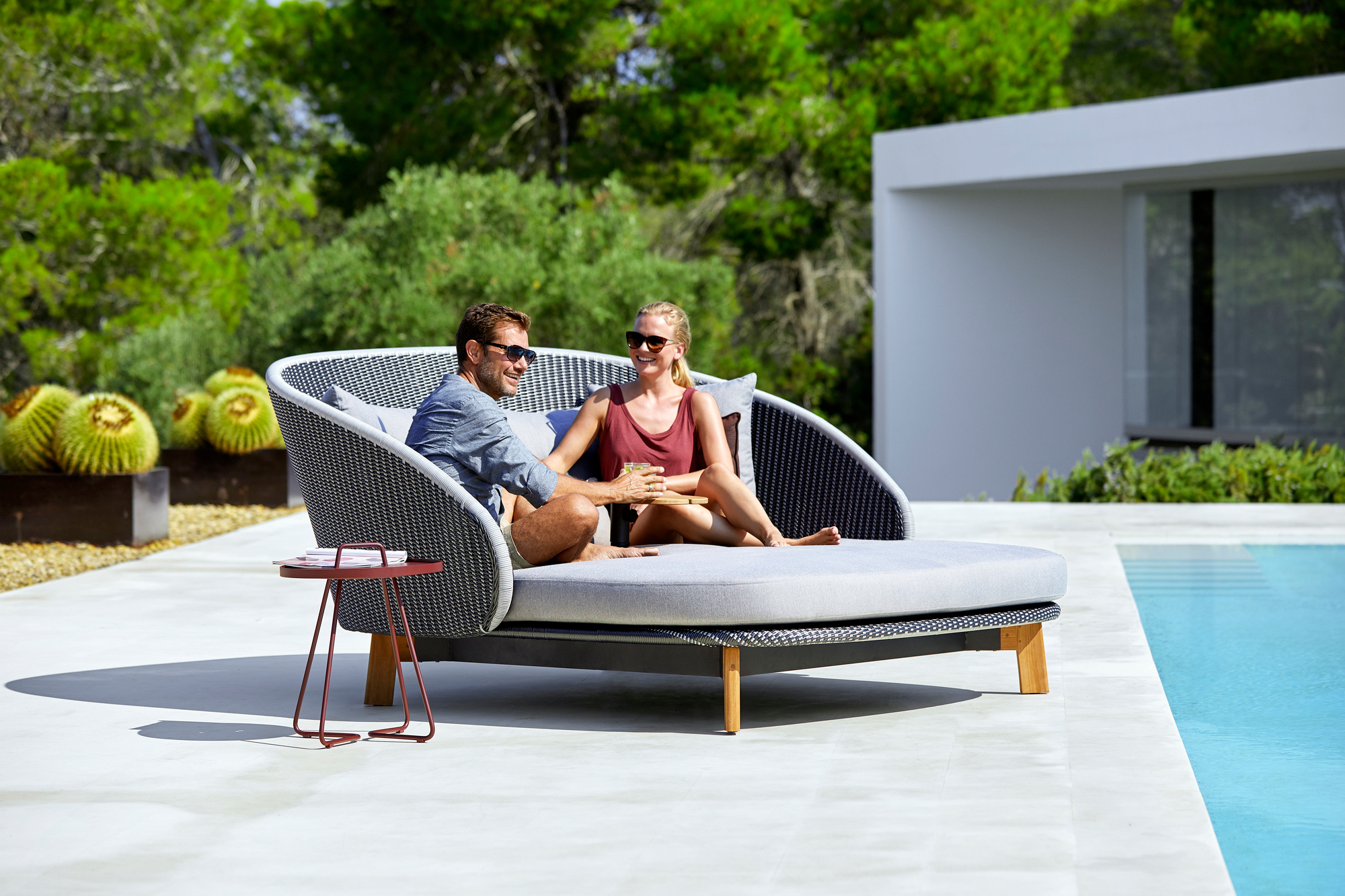 Peacock Outdoor Lounger with table and cushions Cane-Line
