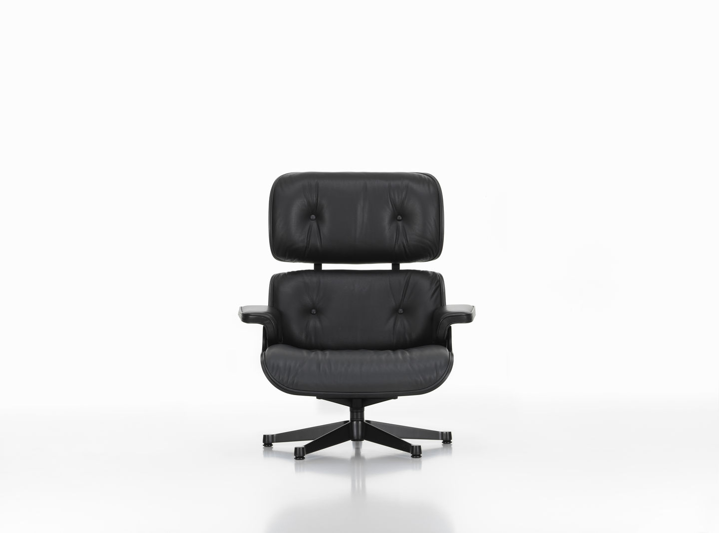 Schwarzer Eames Lounge Chair von Vitra, bequemer Ledersessel mit Ottoman, Designklassiker für stilvolles Wohnen.