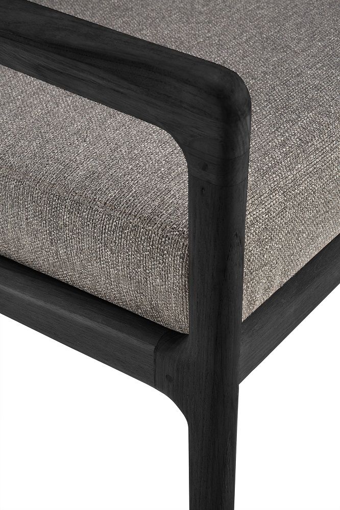 Detailaufnahme des Jack Outdoor Loungesessels mit schwarzem Teakholzrahmen und beigem Kissen.