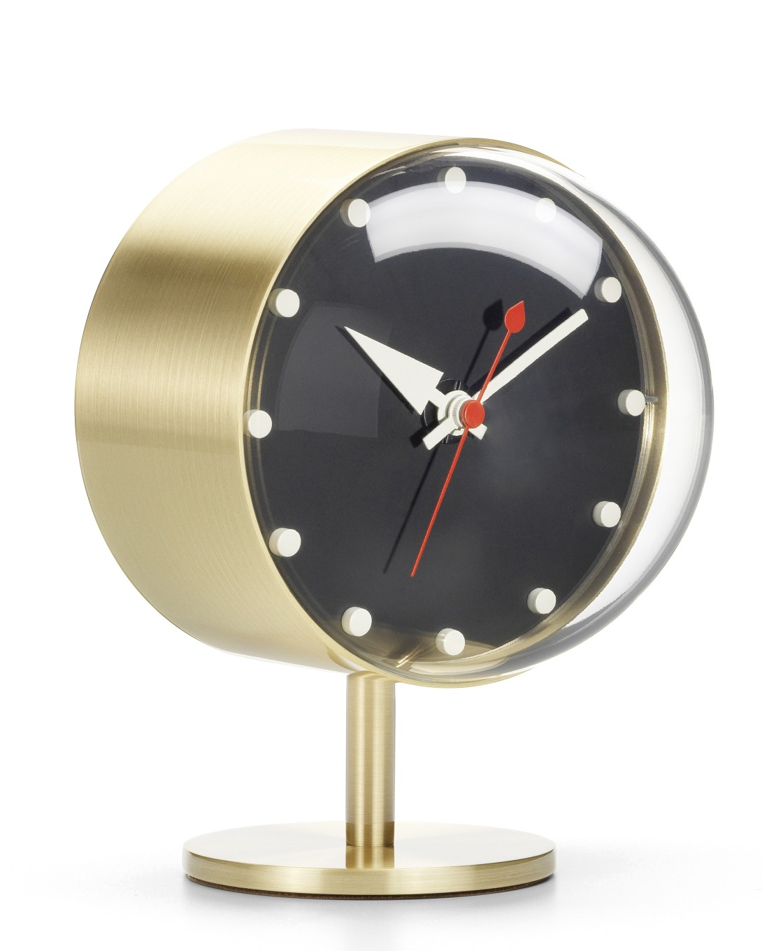 Night Clock Tischuhr von Vitra: Goldene Tischuhr mit schwarzem Zifferblatt und transparentem Gehäuse.