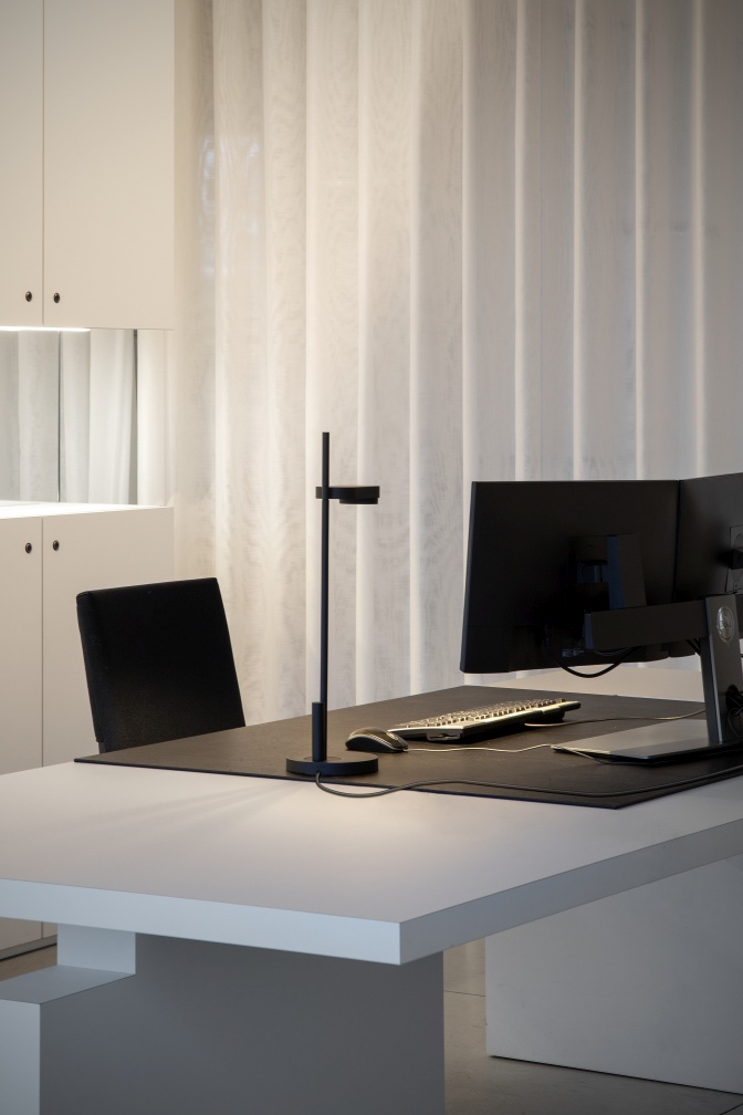 Kido Desk table lamp round base Belux