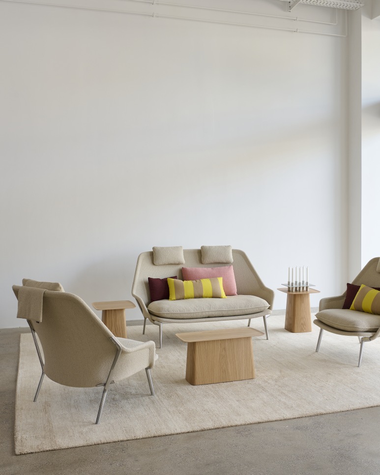 Vitra Slow Chair Sessel und Sofa aus Stoff in Beige mit farbigen Kissen.