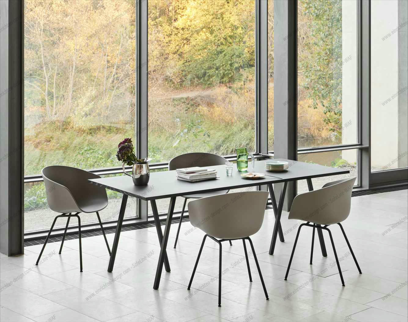 About A Chair AAC26 / AAC 26 Hay Fall green Esstisch mit vier AAC 26 Stühlen von Hay in Fall Green Farbe.