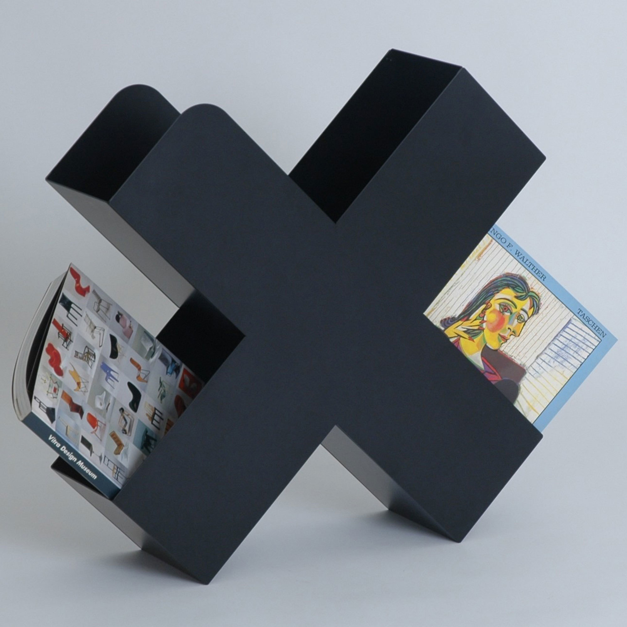 Bukan Zeitschriftenhalter Mox schwarz: Moderner Zeitschriftenständer in X-Form, ideal für Zeitschriften und Bücher.