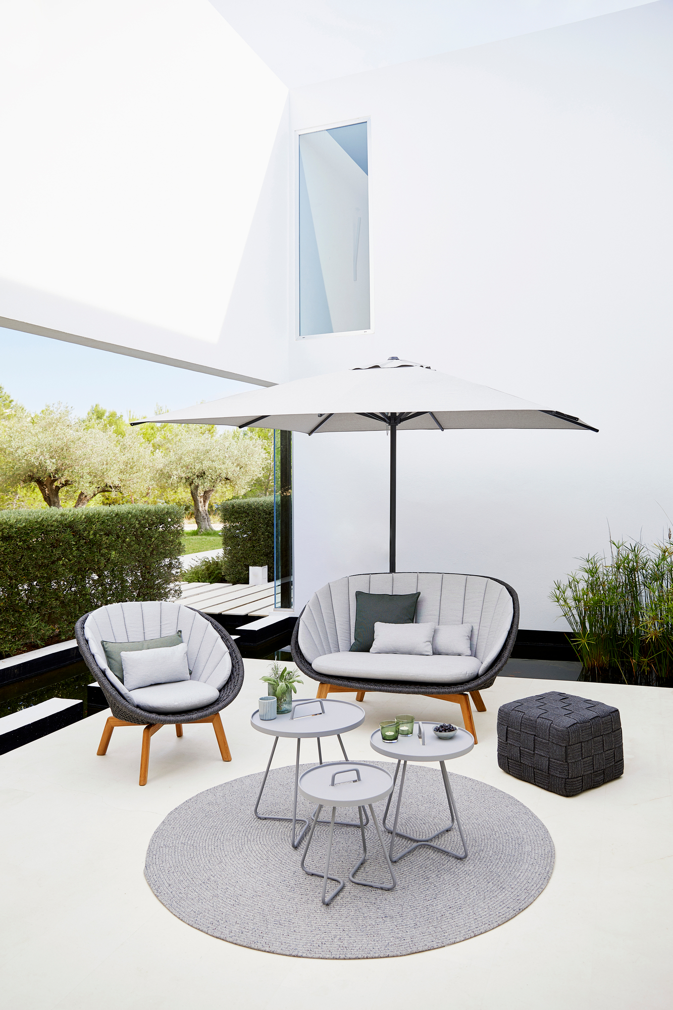 Peacock Outdoor Lounge Chair Rope Cane-Line light gray