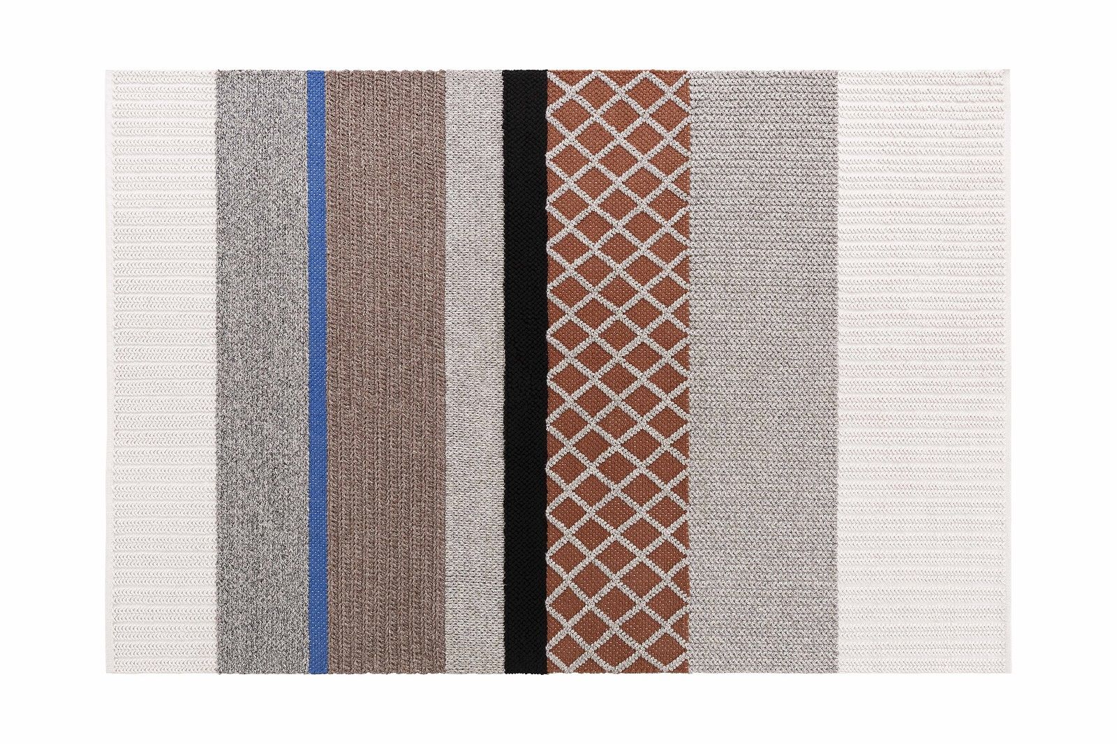 Detailansicht des Mangas Outdoor Rug Teppichs mit farbigen Streifen und Rautenmuster.
