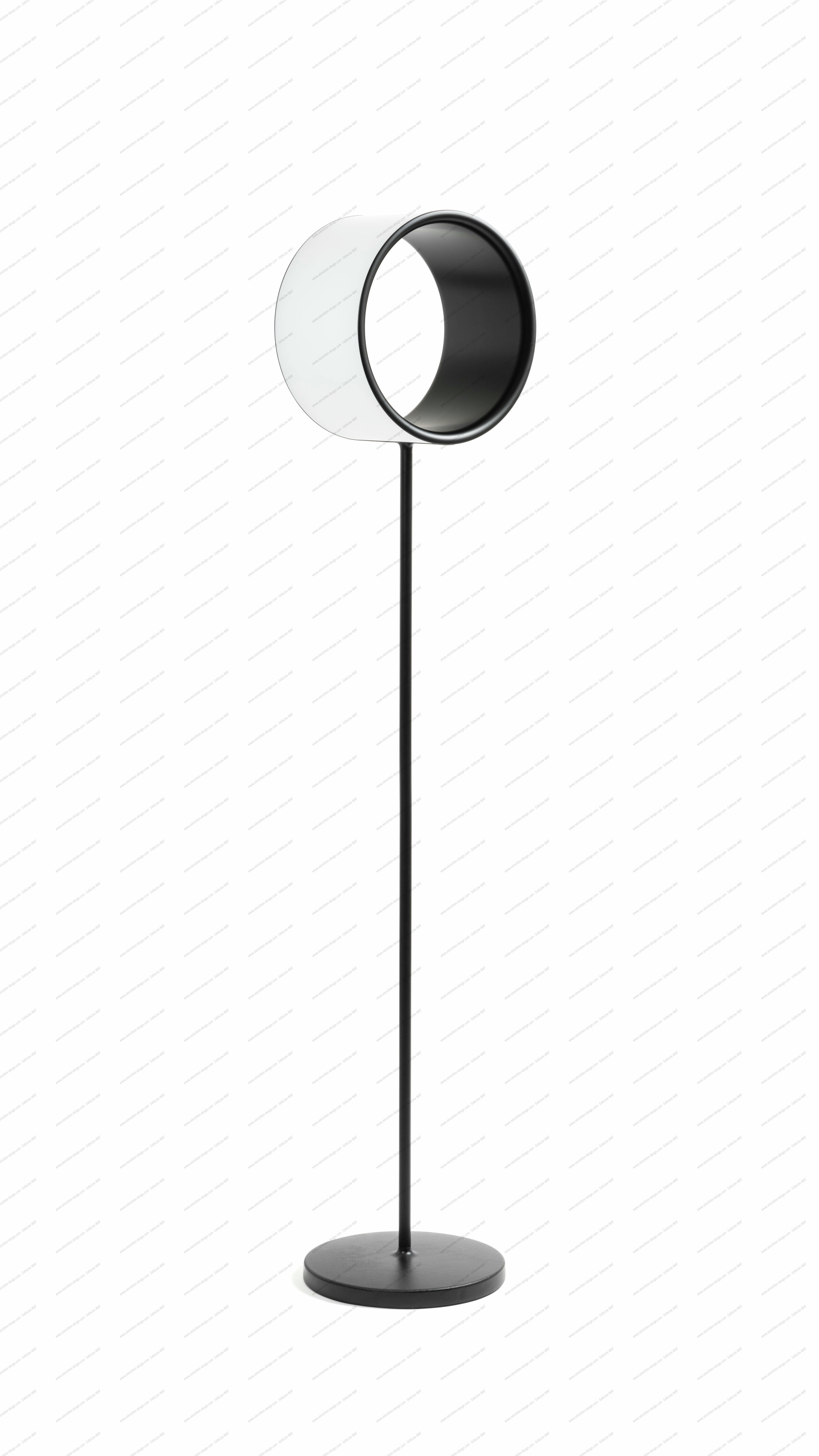 Lost Stehleuchte von Magis: Moderne Stehlampe mit kreisförmigem Lampenschirm in Schwarz und Weiß.