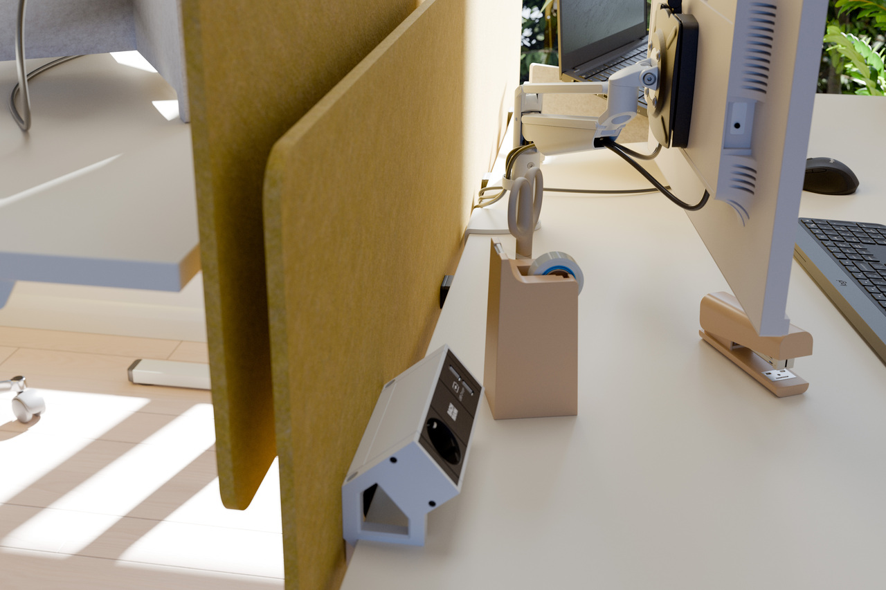Detailaufnahme eines Palmberg PiD Schreibtischs mit gelber Akustikwand, Steckdosenleiste, Monitor, Tastatur und Büromaterial.