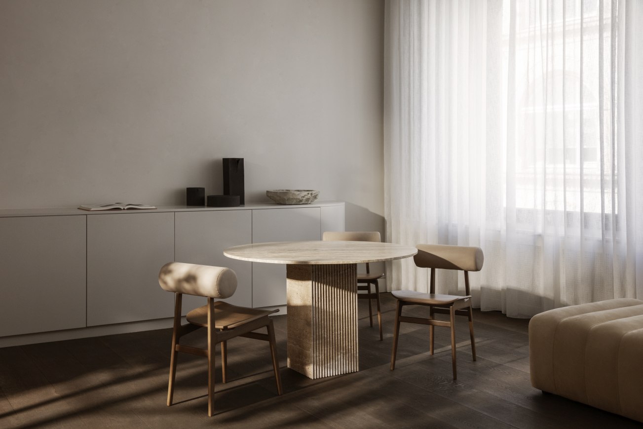 NORR11 Totem Chair Stuhl aus Holz und beigem Leder in modernem Esszimmer-Ambiente.