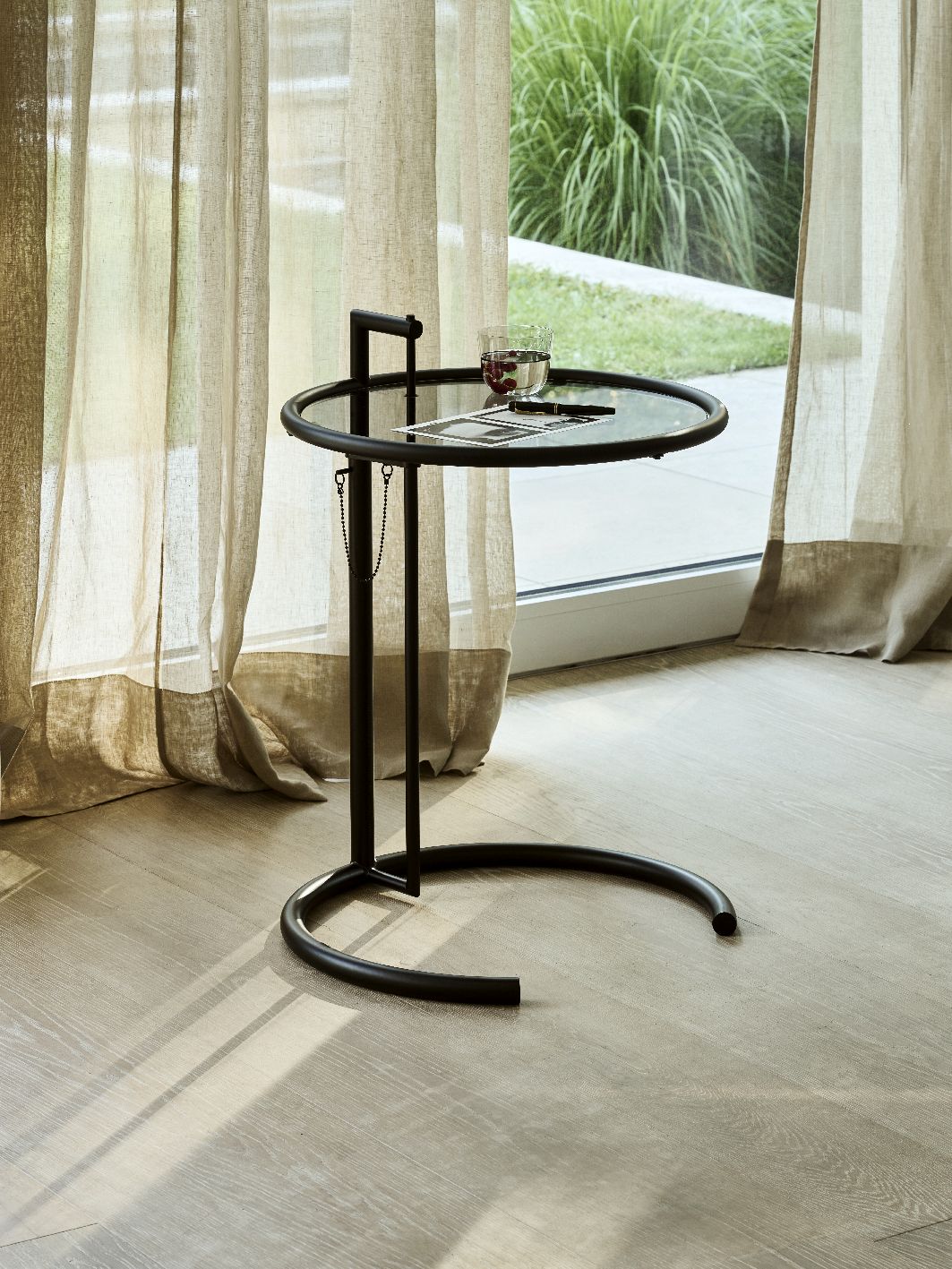 Adjustable replacement glass plate for ClassiCon side table
