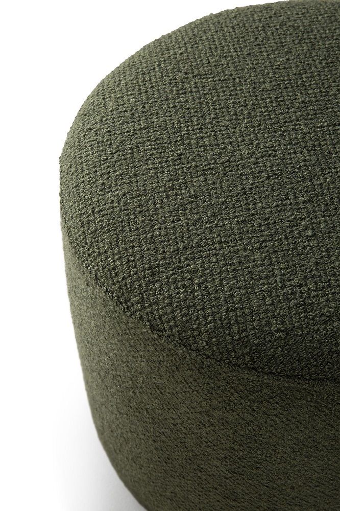 Detailaufnahme des grünen Ethnicraft Pine Sitzhockers Barrow, Textur und Farbe im Fokus.