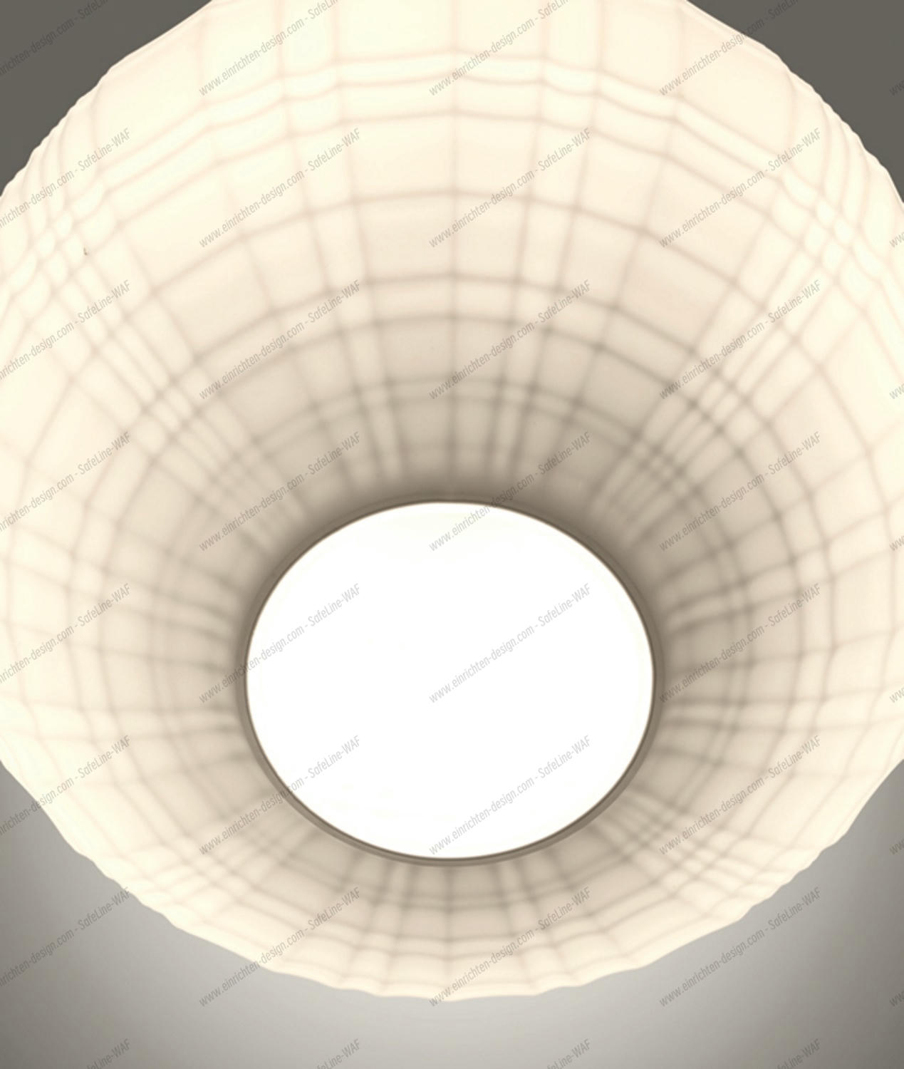 Nahaufnahme der Foscarini Tartan Pendelleuchte mit diffusem Licht und modernem Design.