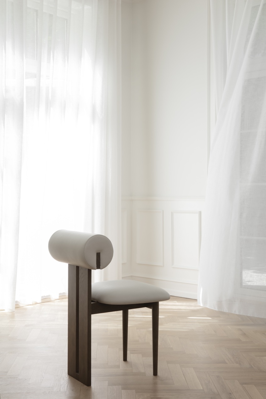Hippo Stuhl von NORR11, moderner Esszimmerstuhl mit gepolsterter Sitzfläche und Rückenlehne in minimalistischem, hellem Interieur.
