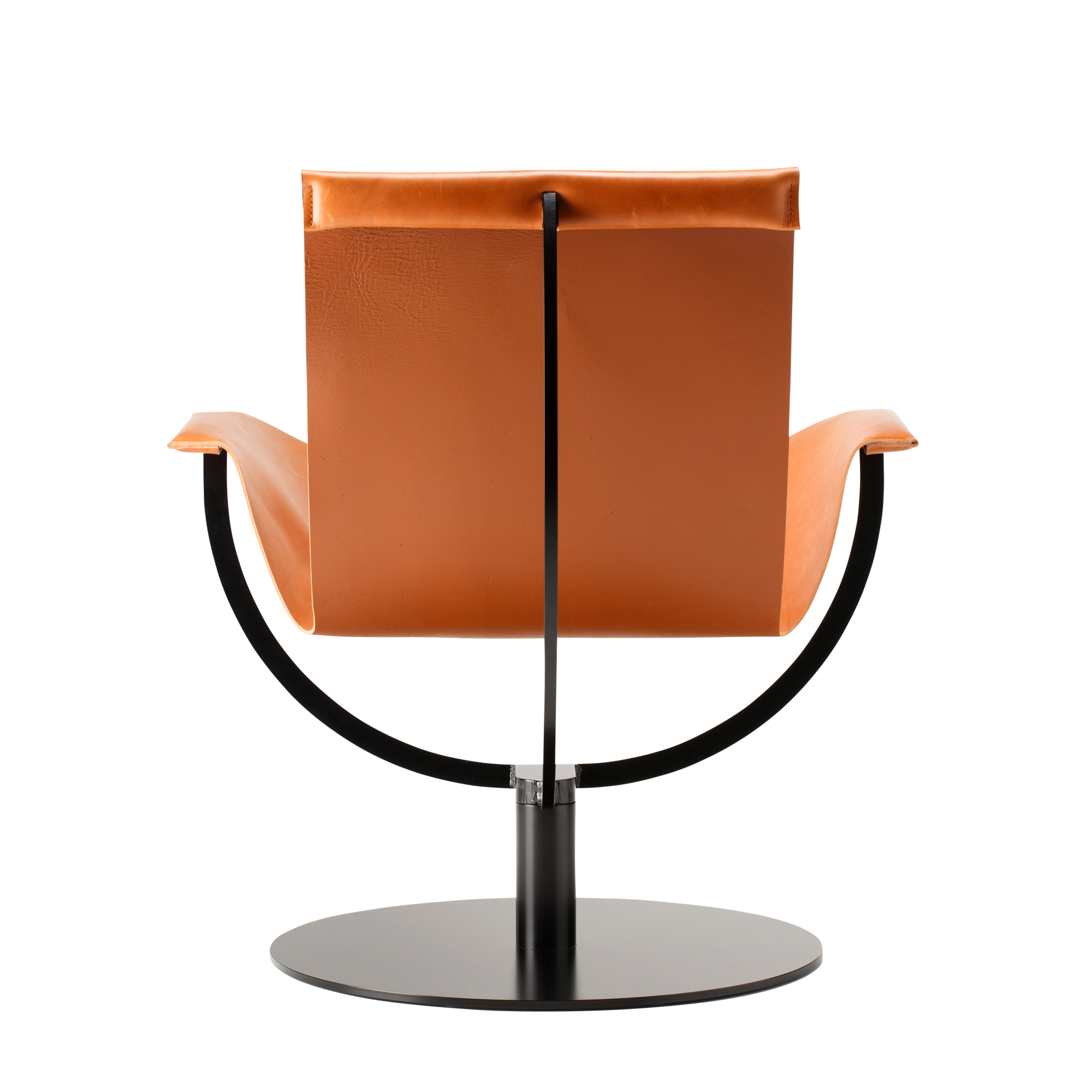 Rückansicht des Arch Chair Sessels mit Kernleder in Cognac auf schwarzem Fuß.