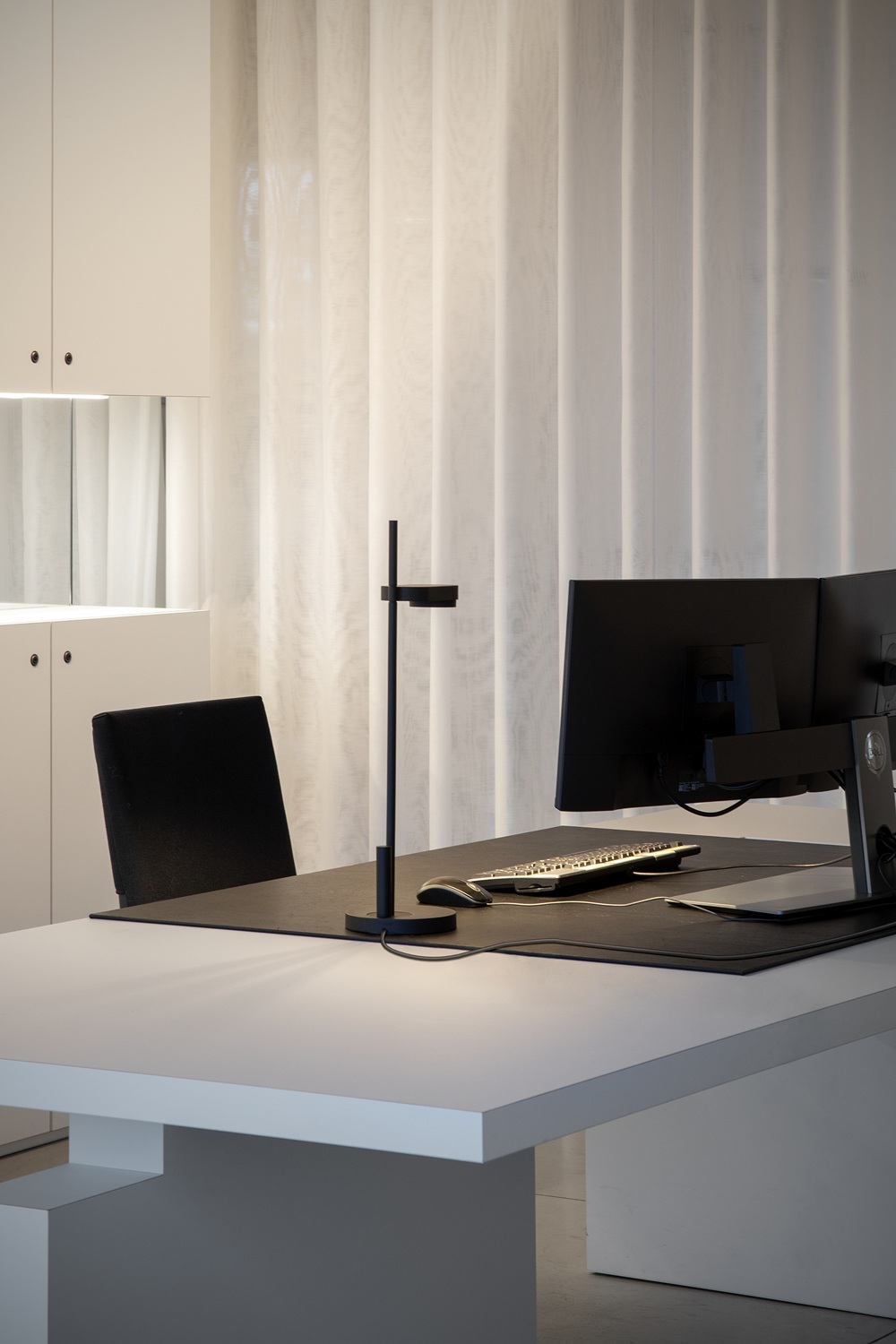 Kido Desk table lamp round base Belux