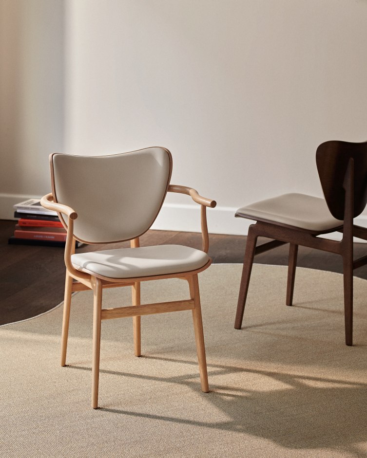 NORR11 Elephant Dining Chair Stuhl, helles Holzgestell, Frontpolsterung in Beige, skandinavisches Design für Esszimmer.