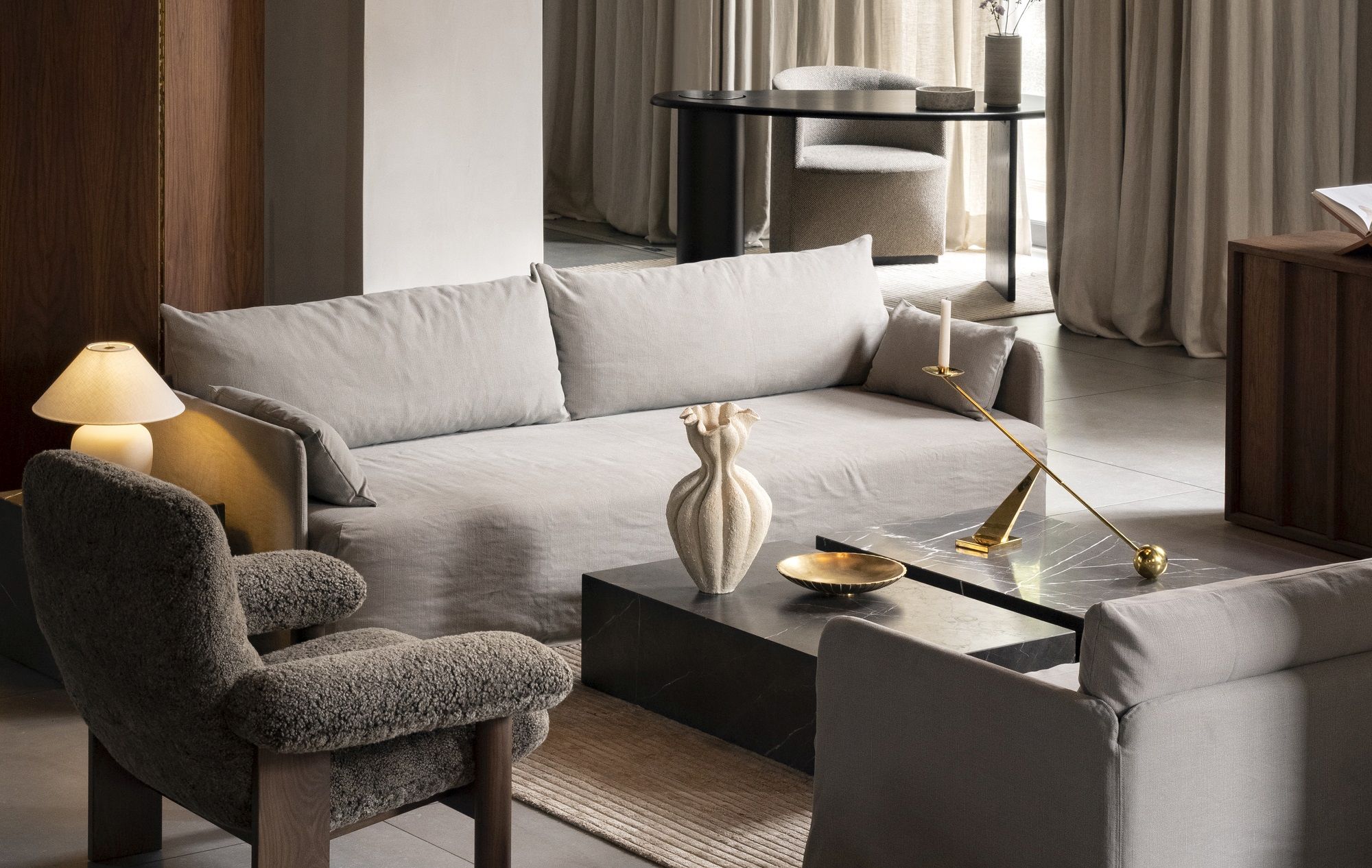 Helles Wohnzimmer mit Audo Copenhagen Offset Sofa, Sessel, Couchtisch und Deko für gemütliches Wohnen.