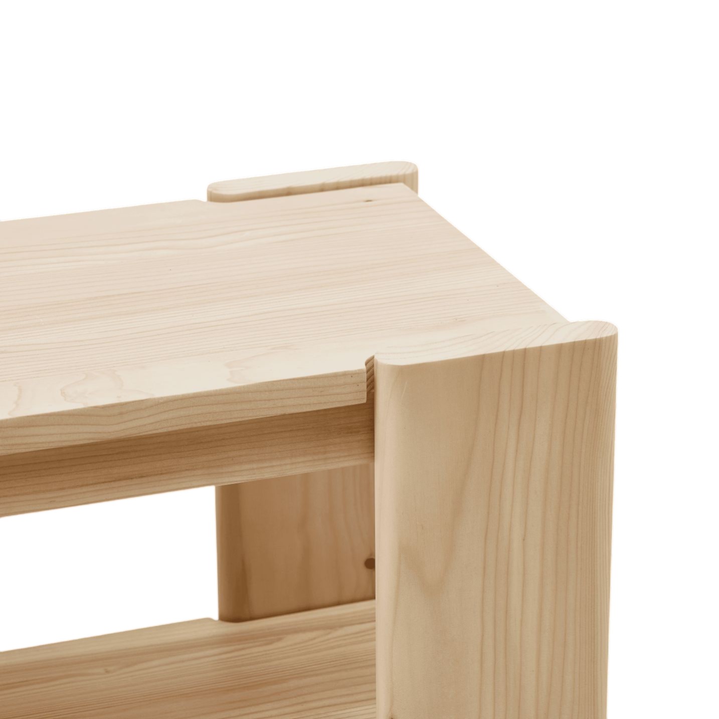 Detailaufnahme der hellen Holzstruktur der Beam Sitzbank von Form & Refine, modernes Möbeldesign.