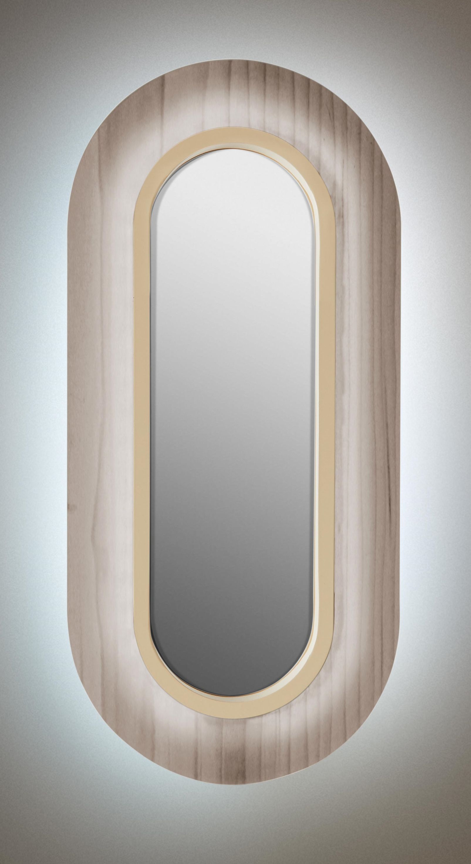 Ovale Lens LED Wandleuchte von LZF Lamps mit elfenbeinweißem Metallring und indirekter Beleuchtung.