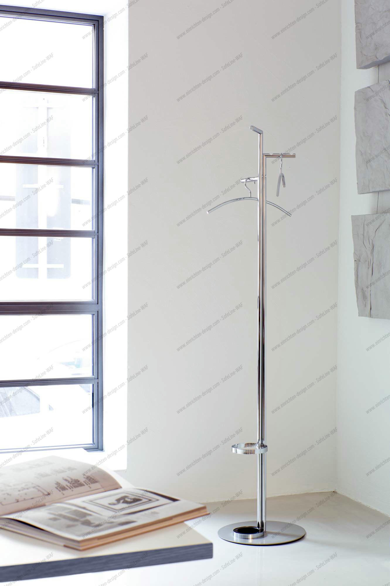 Zinox Garderobenständer von Schönbuch, moderner, verchromter Kleiderständer mit Schirmständer und Kleiderbügel, freistehend im minimalistischen Interieur.