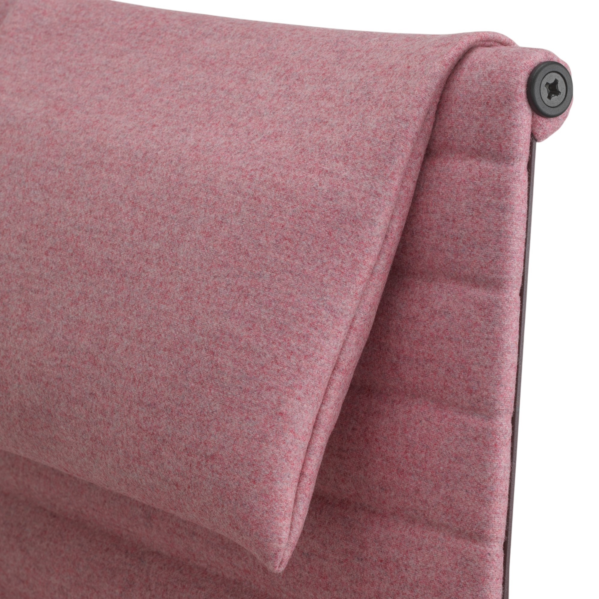 Detailaufnahme des rosafarbenen Vitra Aluminium Chair EA 124 Sessels mit weichem Wollstoffbezug und Kopfstütze.