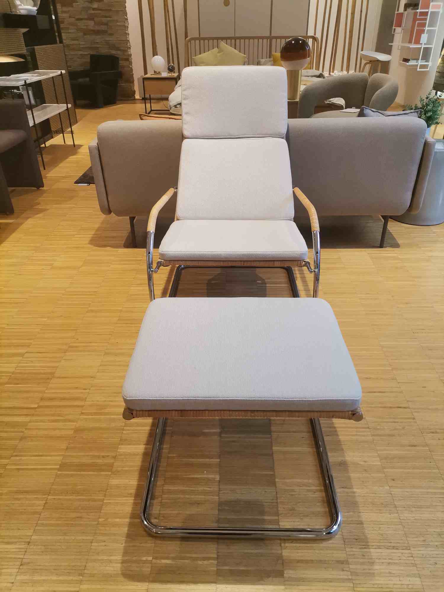D35-1 Cantilever chair with stool NATURAL FABRIC / FABRIC II ARCO CALLA Tecta EXHIBITION PIECE