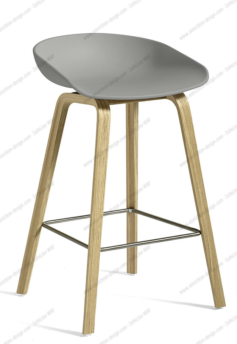 About a Stool AAS32 Barhocker in Betongrau mit Holzbeinen und Fußstütze aus Metall.