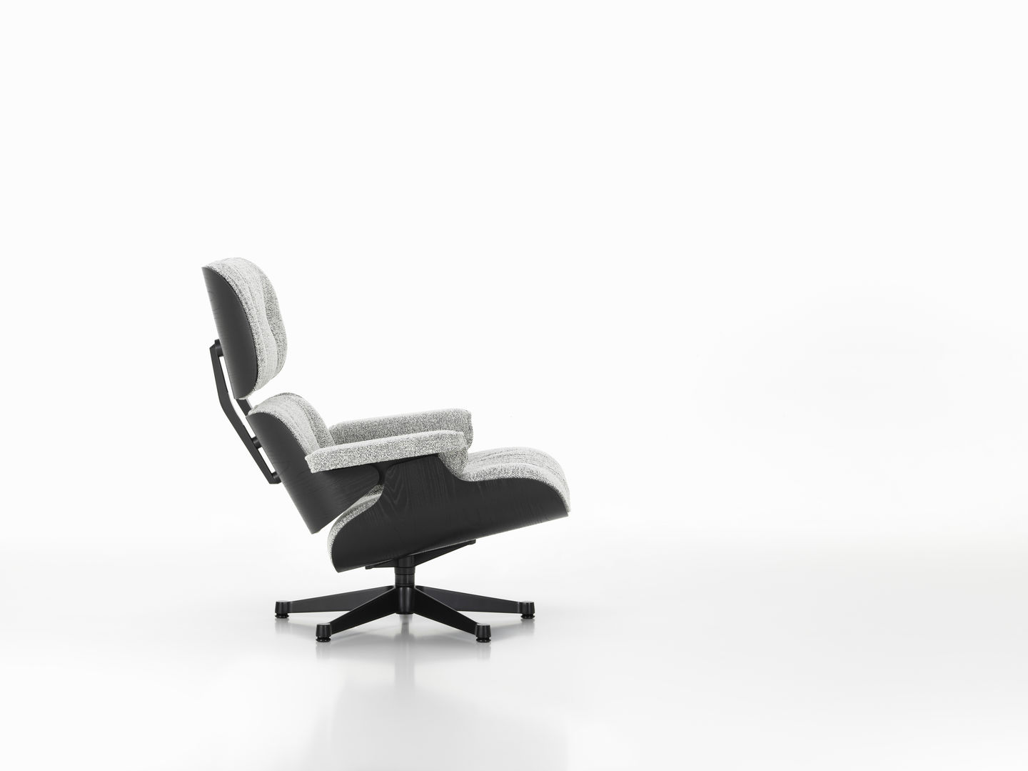 Eames Lounge Chair mit Ottoman Sessel, grauer Stoffbezug und schwarzem Holzgestell, seitliche Ansicht.