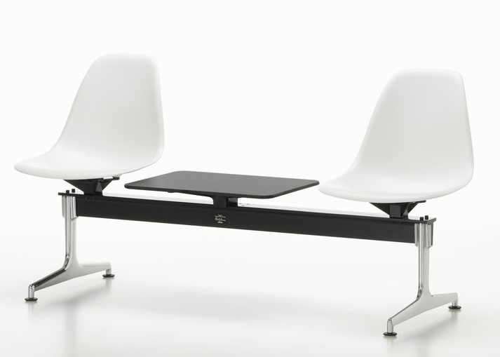 Eames Plastic Side Chair RE on traverse Vitra 