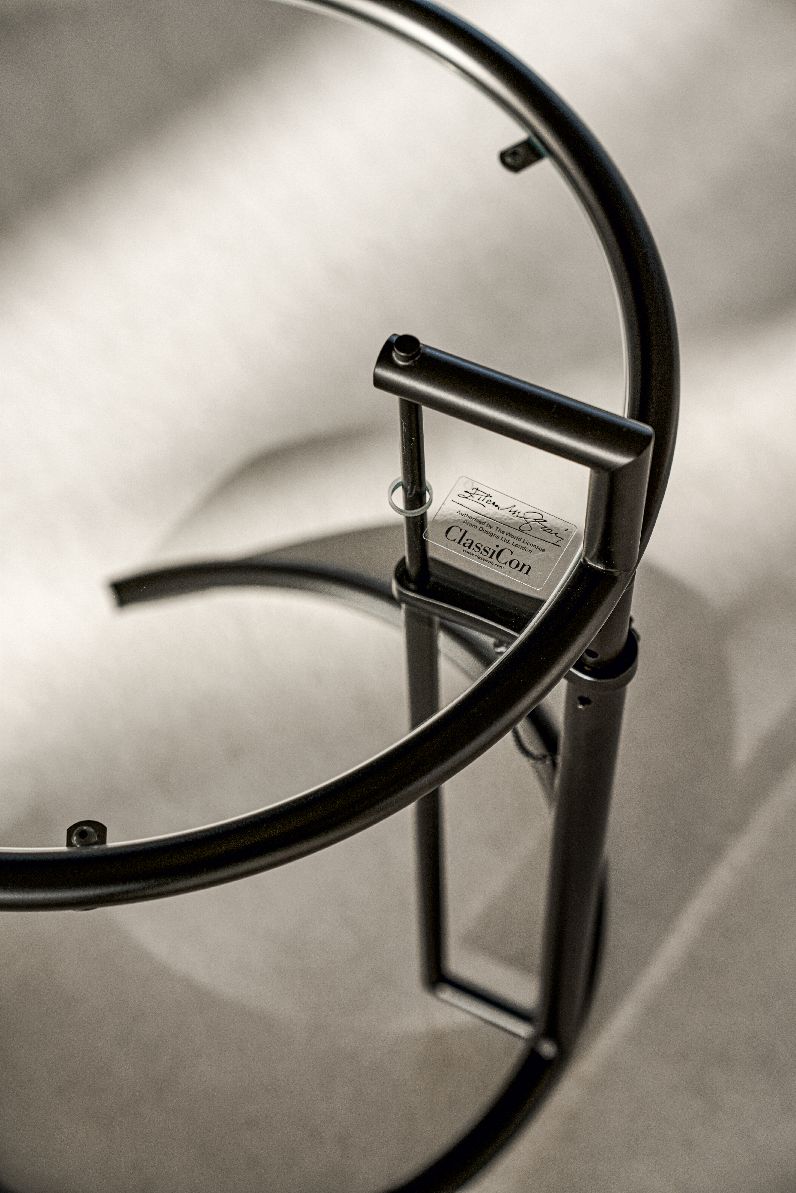 Adjustable replacement glass plate for ClassiCon side table