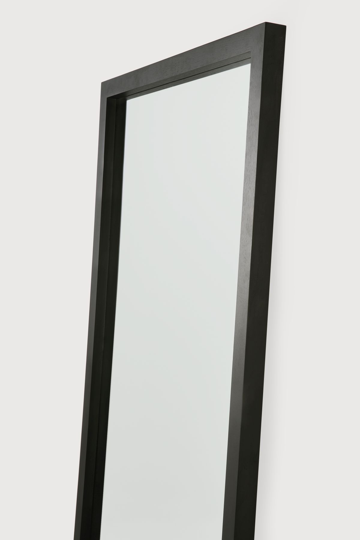 Light Frame Spiegel von Ethnicraft mit Rahmen aus dunklem Eichenholz, modernes Design.