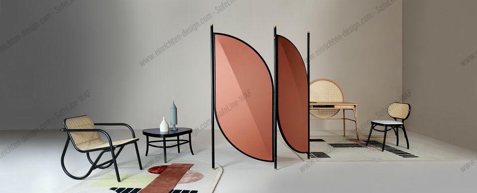 Feng Paravent von Wiener GTV Design: Raumteiler mit abstrakten, terracottafarbenen Elementen und schwarzem Rahmen.