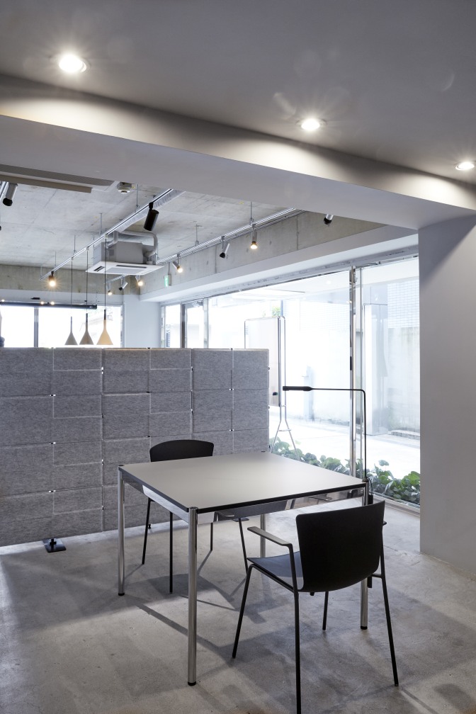 USM Haller Privacy Panels als Raumteiler im Büro mit Tisch und Stühlen.