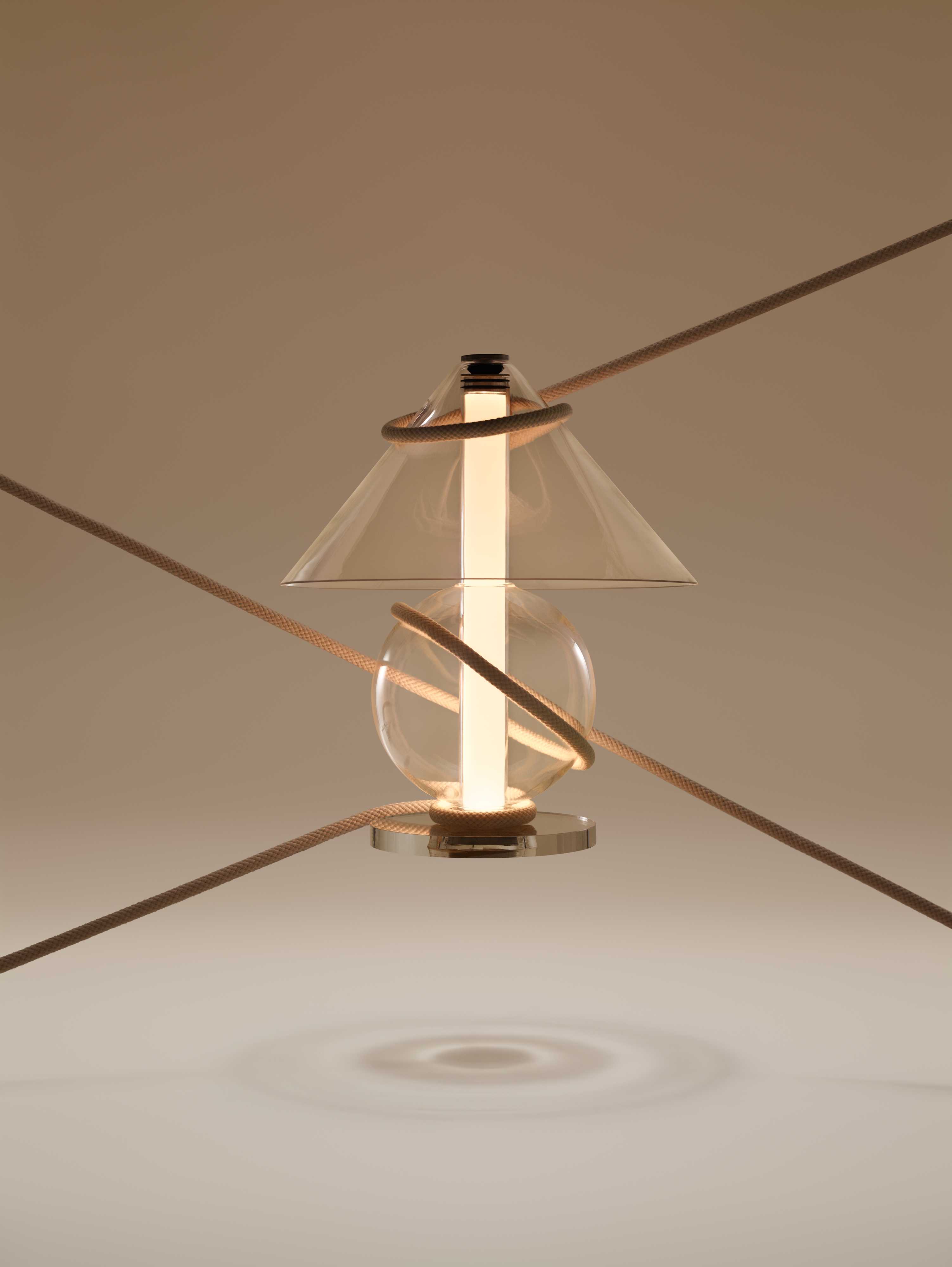 Fragile table lamp marset