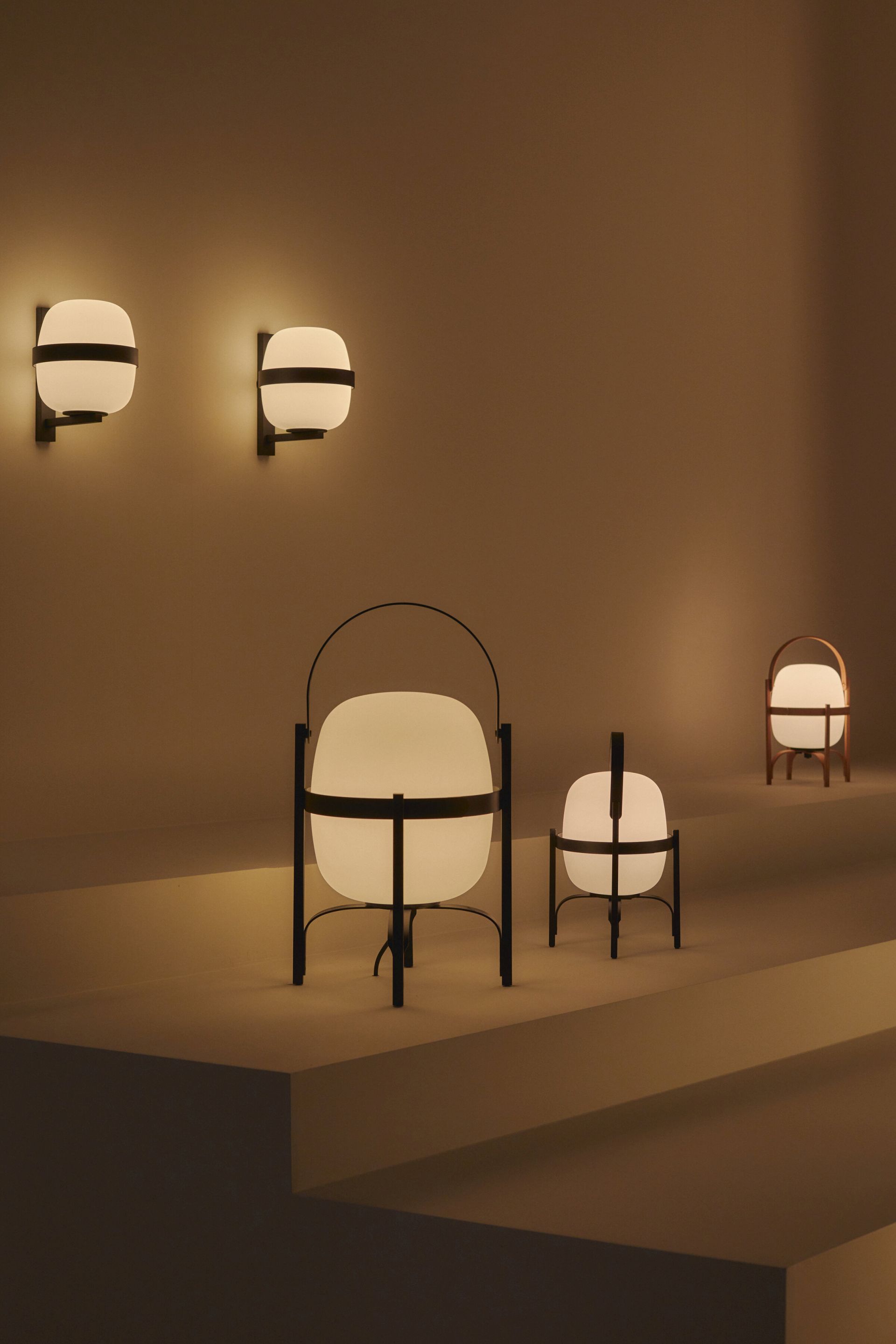 Wally Cestita wall lamp black Santa & Cole