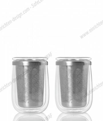 Zwei Teegläser mit Teefilter von AdHoc Fusion Glass, doppelwandig, für aromatischen Teegenuss, isolierend und stilvoll.