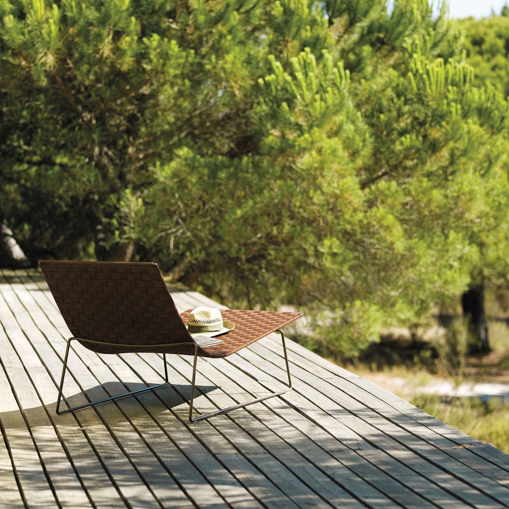 Andreu World Trenza Outdoor Liege TU0704 aus braunem Geflecht mit Hut auf Holzterrasse.