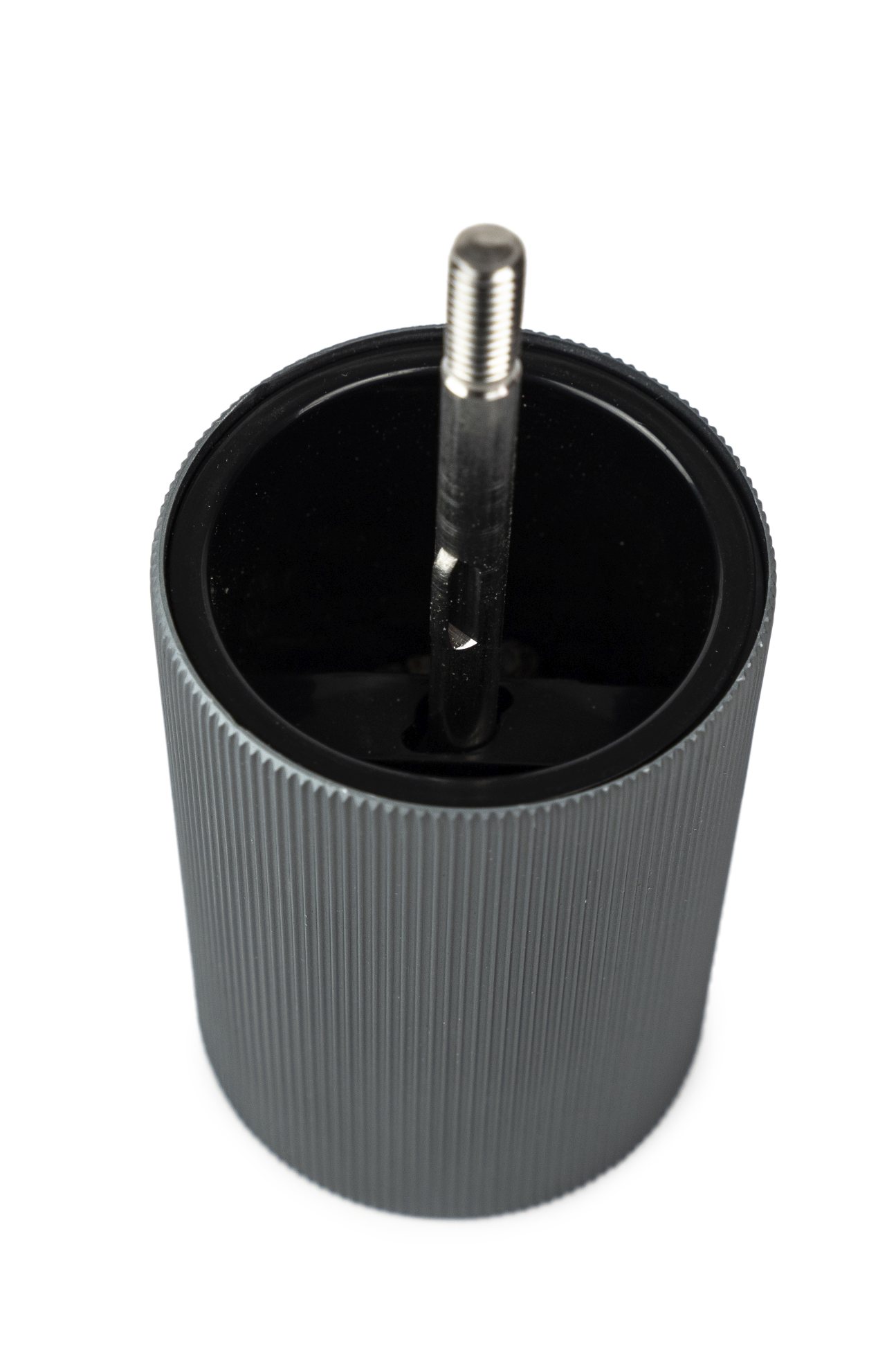 Detailaufnahme der Peugeot Line Pfeffermühle in Graphit & Carbon, H 12 cm, mit Blick in das Mahlwerk.
