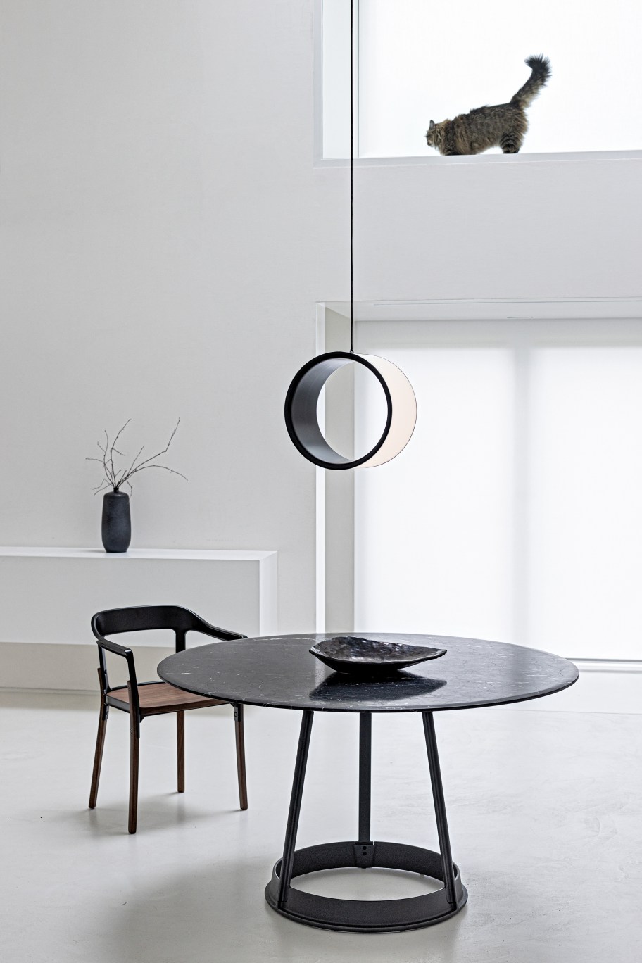 Magis Steelwood Chair Stuhl in minimalistischem Esszimmer mit schwarzem Tisch und moderner Lampe.