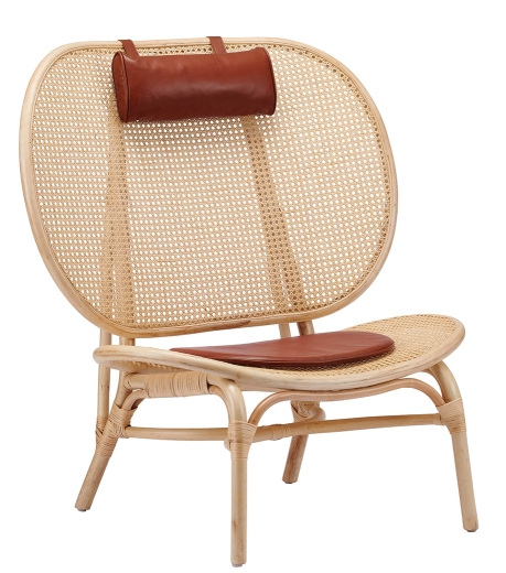NORR11 Nomad Chair Sessel aus Rattan mit braunem Lederkissen und Kopfstütze, seitliche Ansicht.