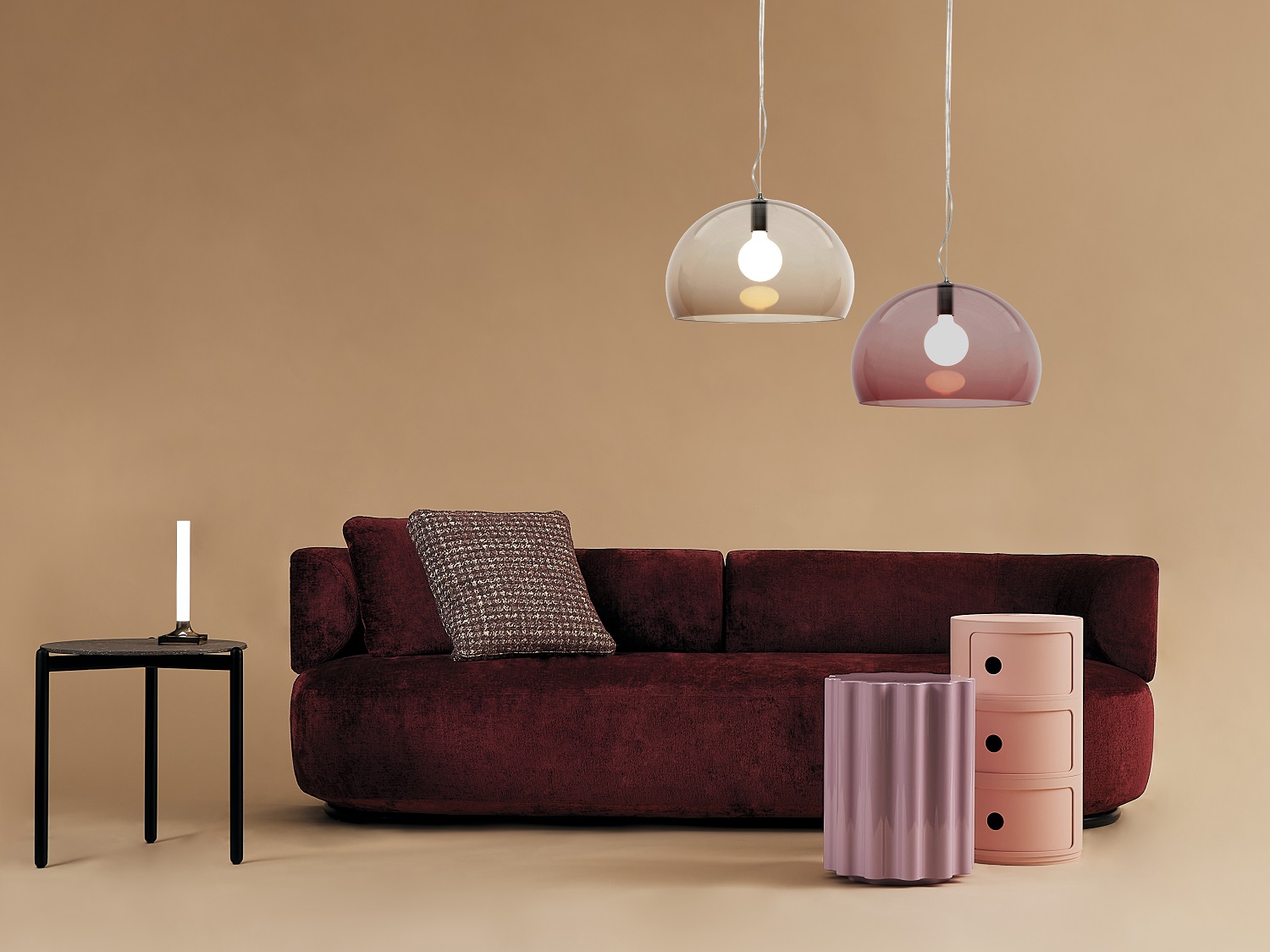 Fly Pendelleuchten von Kartell in Beige und Rosa über einem roten Sofa im Wohnzimmer.