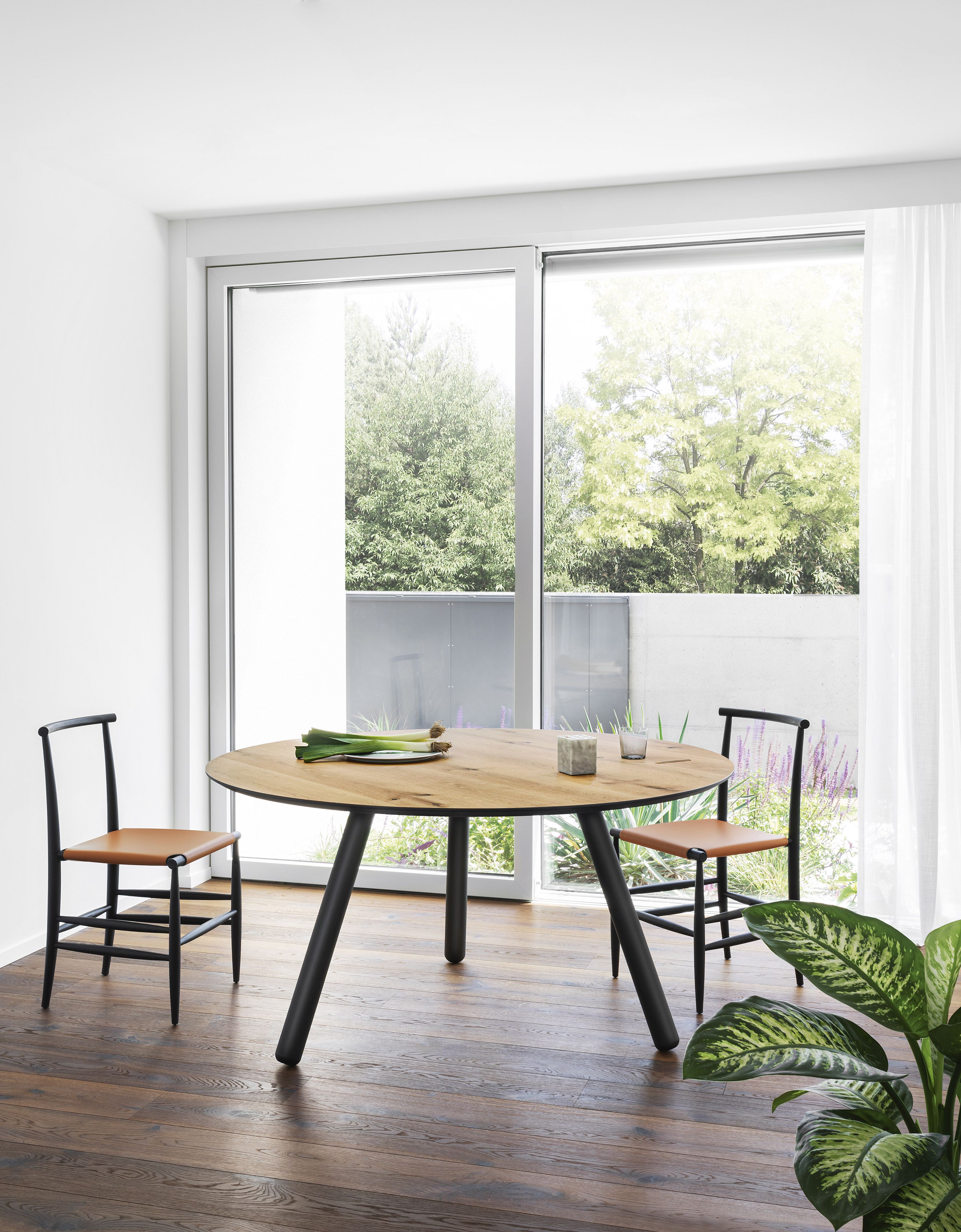 Pixie table round legs black Ø 130 cm Miniforms