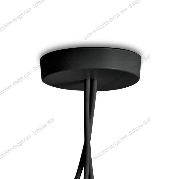 Schwarze Vielfach Rosette für Flos Aim Pendelleuchte, Detailaufnahme der Deckenbefestigung mit Kabeln.